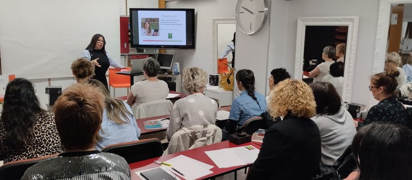 Sesión de formación con alumnas en el aula
