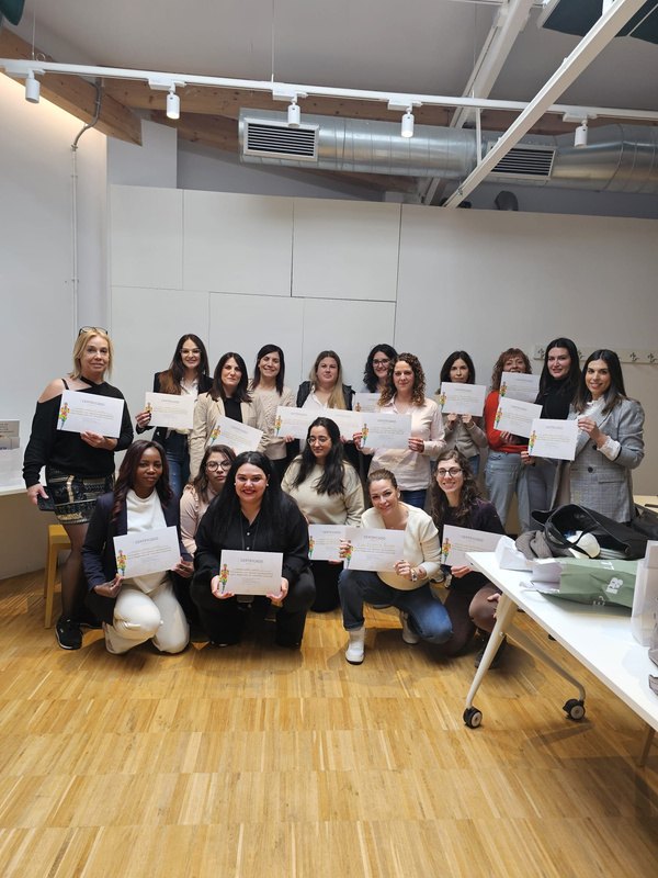 Grupo de alumnas con sus diplomas