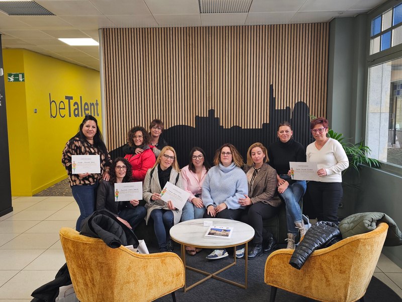 Alumnas con diplomas tras la formación
